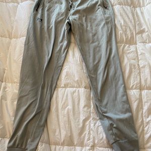 Men’s light grey under Armour joggers